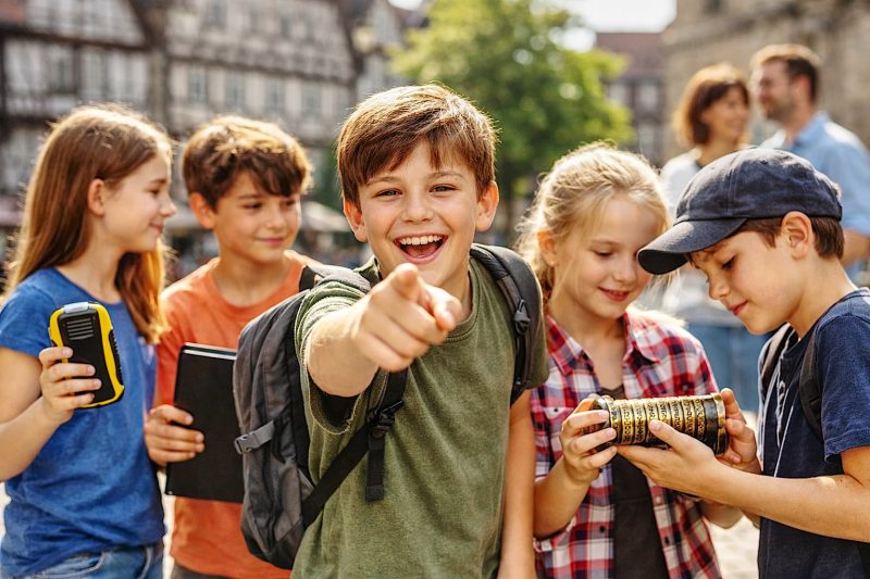 Kinder lösen gemeinsam eine Detektivaufgabe
